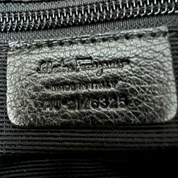 Authentic  Salvatore Ferragamo shoulder bag - Picture 5 of 12